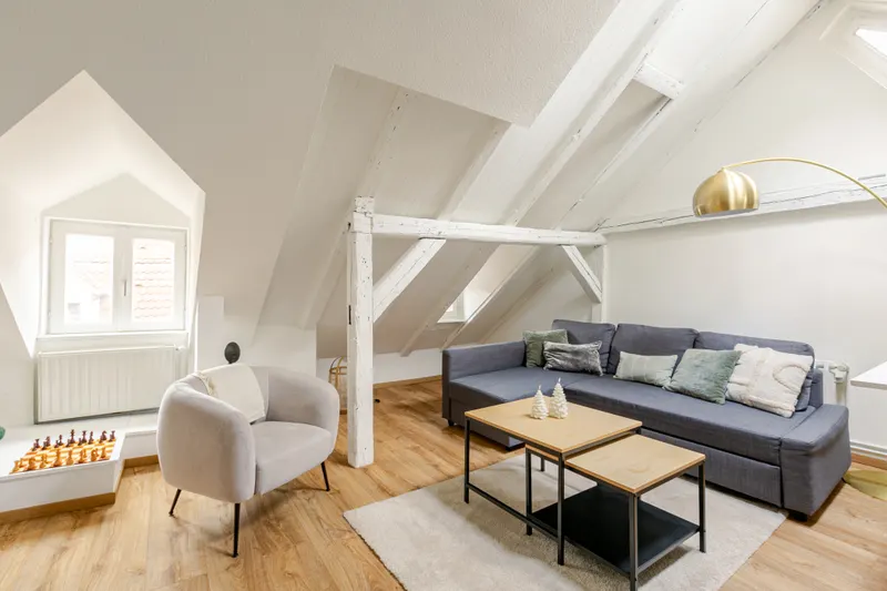 Appartement mansardé lumineux aux poutres blanches à Strasbourg