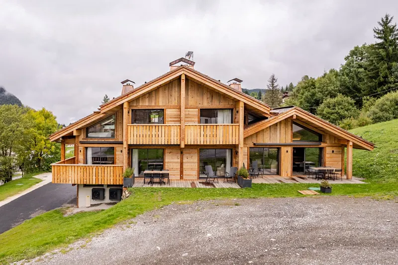 Façade en vieux bois d'un chalet géré à La Clusaz
