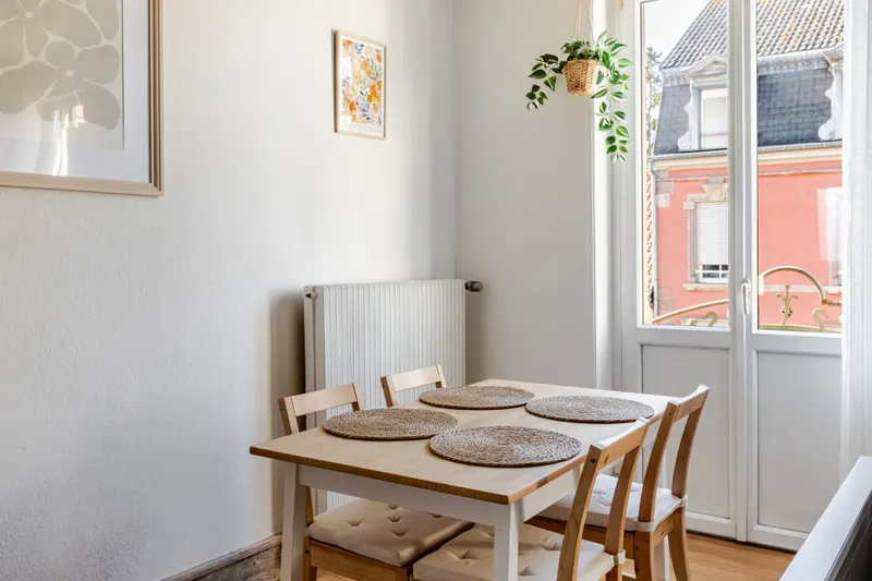 Coin repas d'un appartement loué à l'année dans le Haut-Rhin