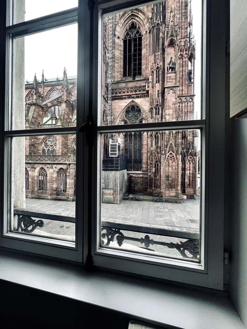 Fenêtre d'un appartement donnant directement sur la cathédrale de Strasbourg