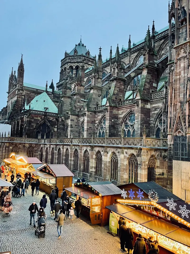 Le Marché de Noël au pied de la cathédrale vu depuis un appartement