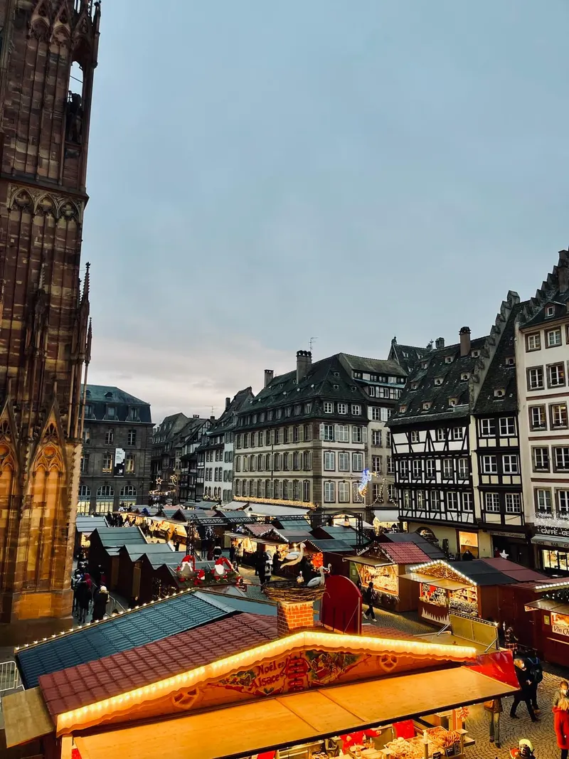 Le Marché de Noël sur la place de la Cathédrale à Strasbourg