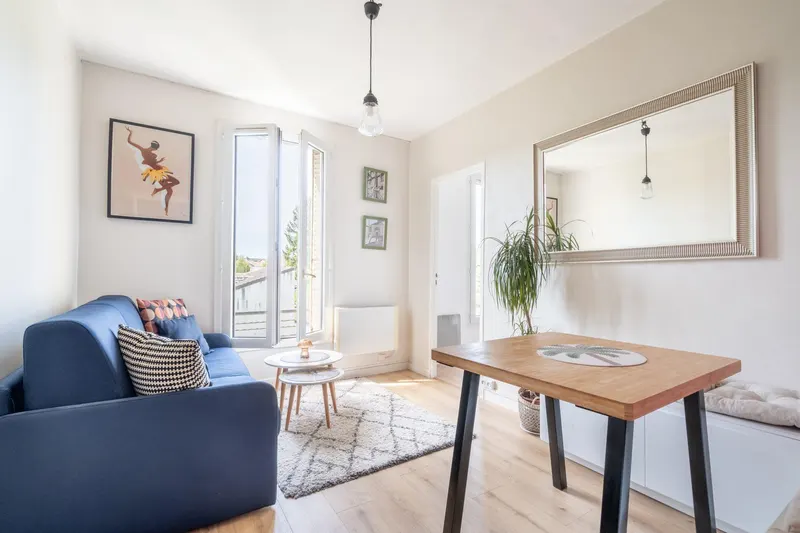 Séjour lumineux d'un appartement en gestion locative dans la boucle de la Marne