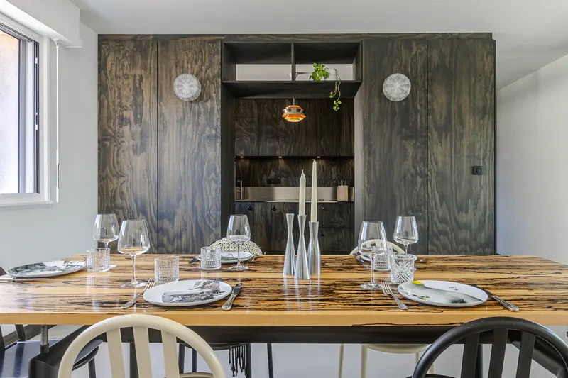 Table dressée prête à accueillir les voyageurs