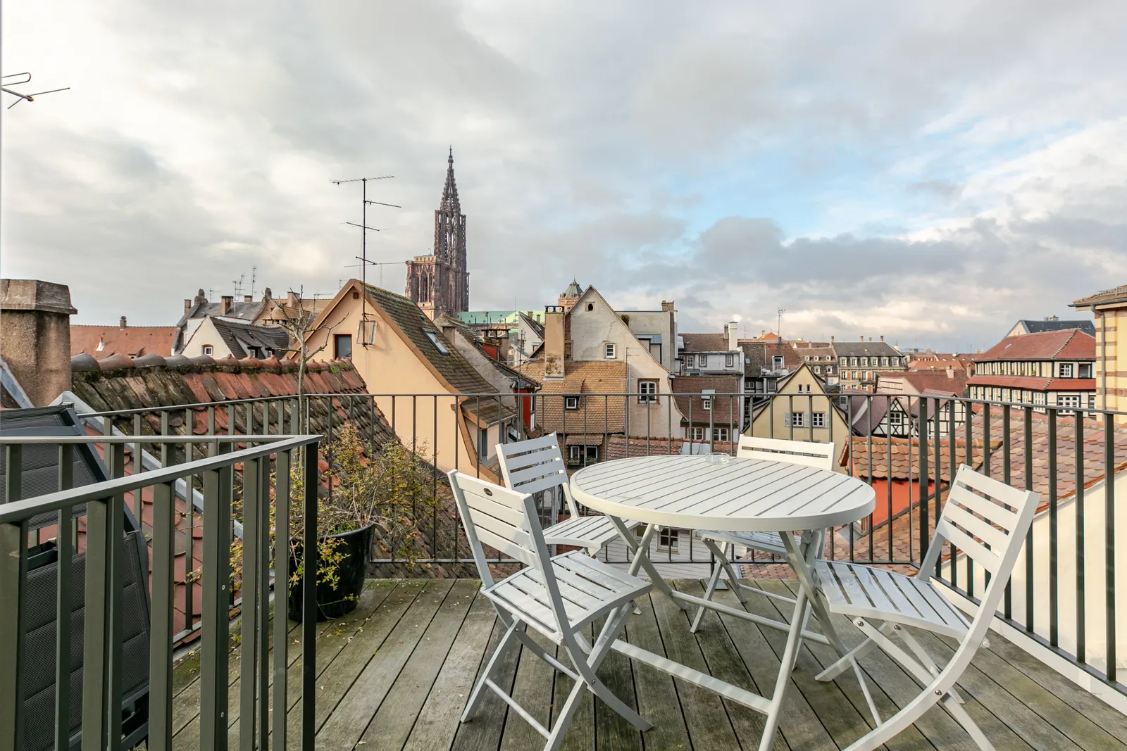 Terrasse sur les toits de Strasbourg face à la cathédrale, appartement géré par Maison Chinama