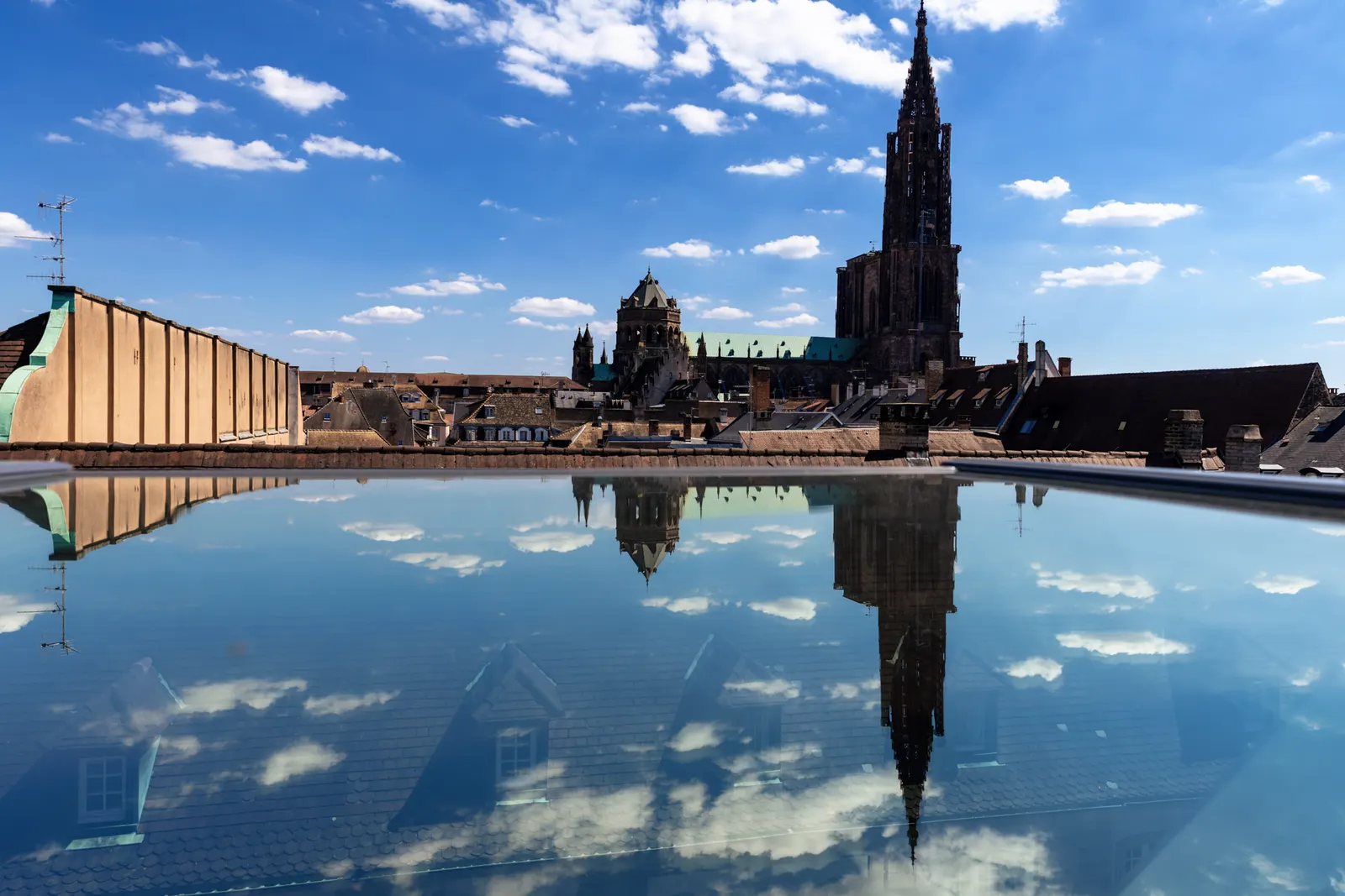 La cathédrale de Strasbourg se reflétant sur le toit-terrasse d'un appartement de la Grande Île