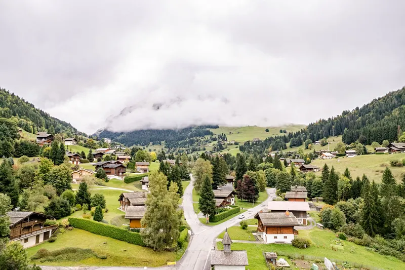 Le village de La Clusaz au pied des montagnes